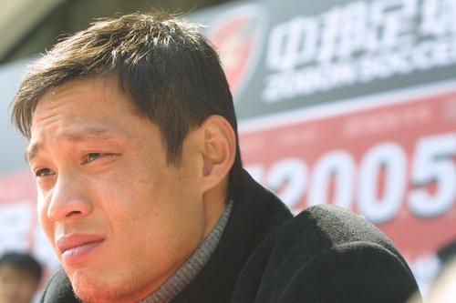 他心里也在纳闷：这到底怎么回事儿？难道是我买的衣服质量太次了？可是也不应该啊。